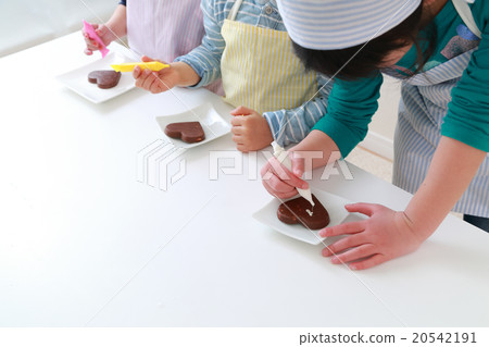 Children making sweets Children making sweets 20542191