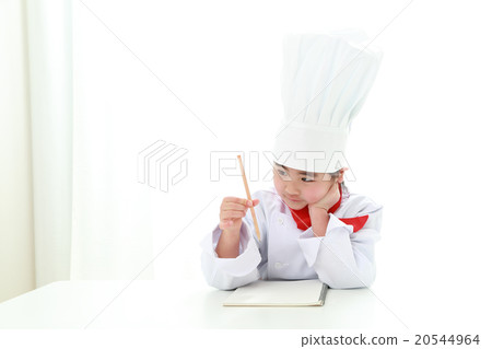 一位6歲的小廚師,想著菜單 一位6歲的小廚師,想著菜單 20544964