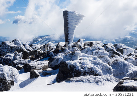 The shrimp tail attached to the white cloud mountain pillar. October 20551221