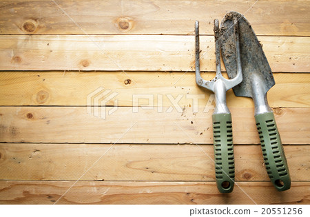 Small gardening shovel and fork on wooden. 20551256