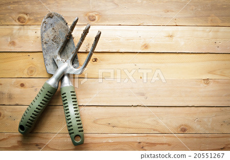 Small gardening shovel and fork on wooden. 20551267
