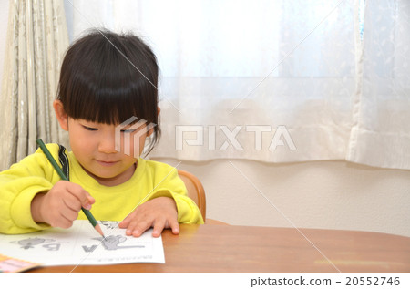 A girl of a 3-year-old girl who enjoys studying English with a table 20552746