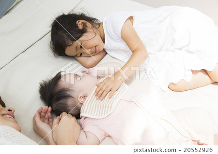 說謊的母親，嬰兒和女孩 20552926