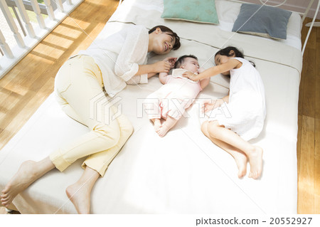 說謊的母親，嬰兒和女孩 20552927