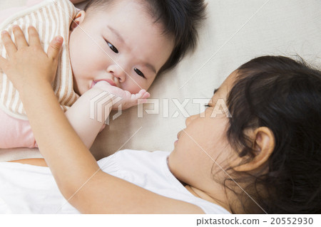 Babies and girls lying down 20552930