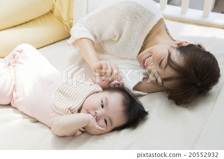 Baby and mother lying down 20552932