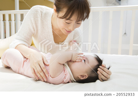 Baby and mother lying down 20552933