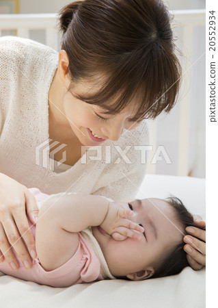 Baby and mother lying down 20552934