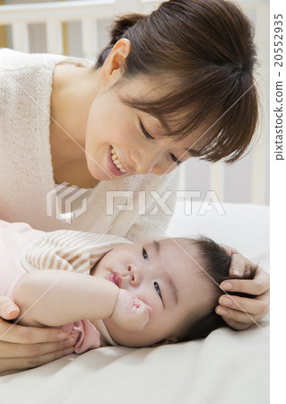 嬰兒和母親躺著 嬰兒和母親躺著 20552935