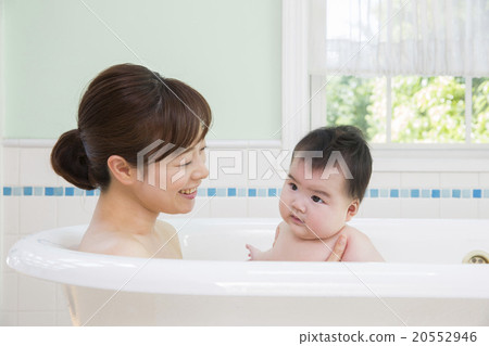 媽媽和寶寶洗澡 20552946