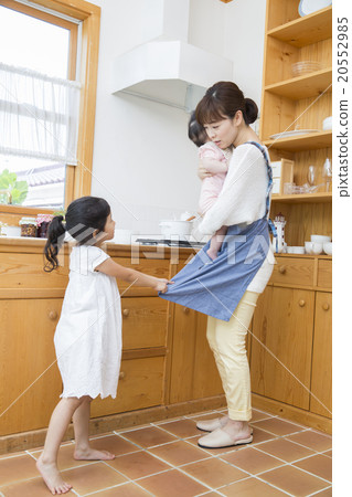 一個女孩誰想抱著抱著嬰兒的母親咀嚼 一個女孩誰想抱著抱著嬰兒的母親咀嚼 20552985