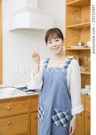 中間女性與肖像圍裙 中間女性與肖像圍裙 20552987