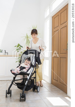 嬰兒和母親騎嬰兒車 20553018