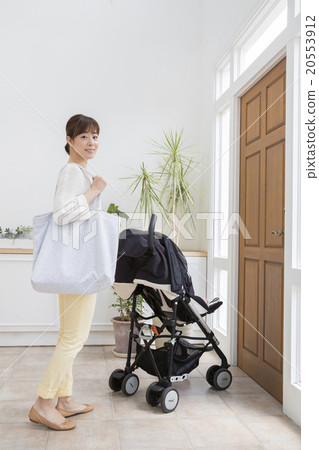 嬰兒和母親騎嬰兒車 20553912