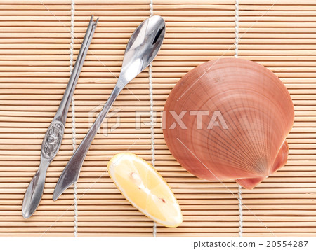 Raw queen scallops . Raw queen scallops . 20554287