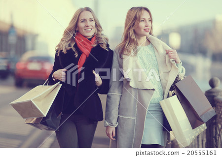 concept of women shopping, shopaholic, walk concept of women shopping, shopaholic, walk 20555161