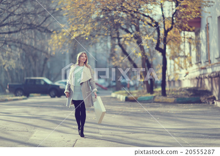 city woman's happiness 20555287
