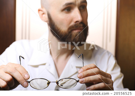 doctor checking vision goggles 20556525