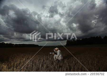 Photographer field autumn-winter portrait 20556702