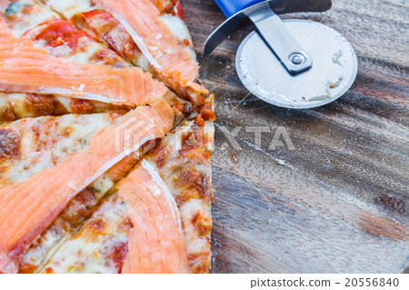 Salmon pizza 20556840