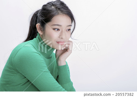 一個女人穿著一件毛衣 一個女人穿著一件毛衣 20557382
