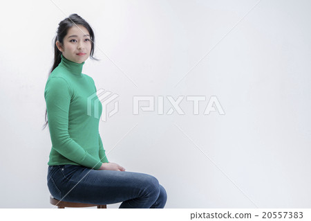 一個女人穿著一件毛衣 一個女人穿著一件毛衣 20557383
