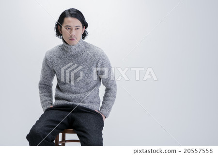 坐在椅子上的男人 20557558