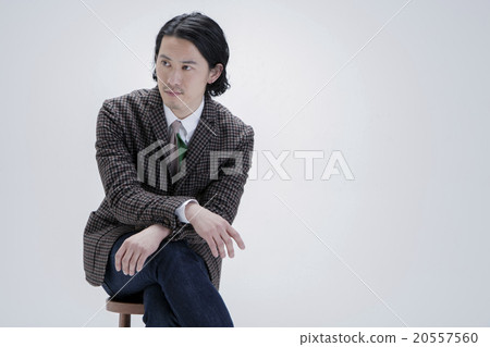 穿著西裝的男人 穿著西裝的男人 20557560