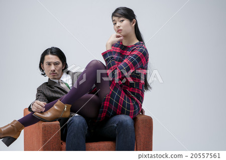 坐在椅子上的男人和女人 20557561