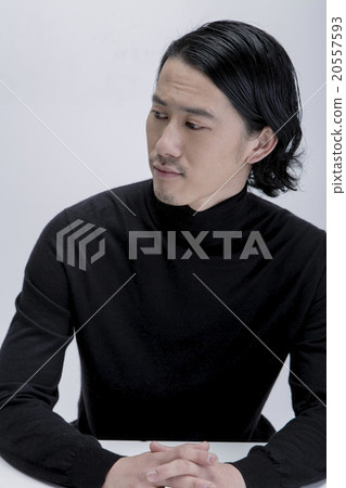 一個男人穿著針織 20557593