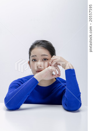 一個女人穿著一件毛衣 20557595