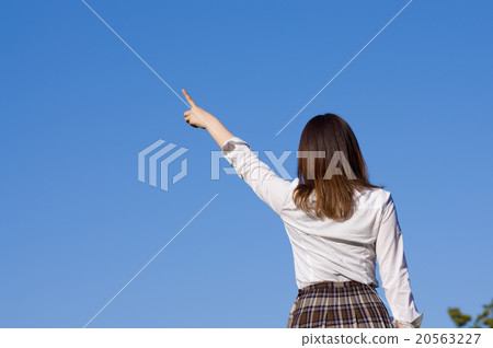 指向藍天的女孩高中女孩在幕後 20563227
