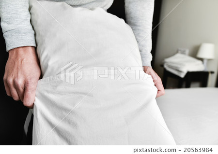 young man making the bed 20563984