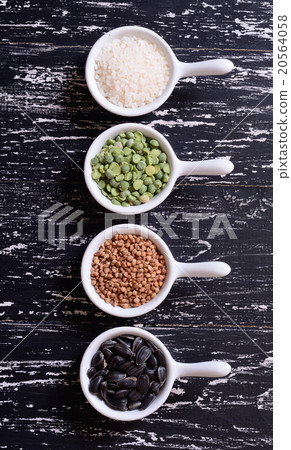 Cereals in ceramic bowls 20564058