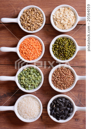 Cereals in ceramic bowls 20564059