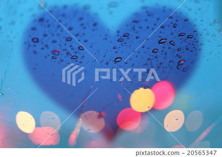 Rain drops with light bokeh on heart frame 20565347