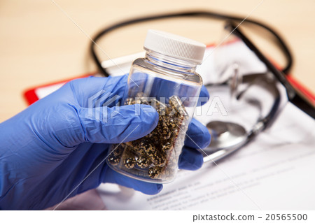 Medical report and cardiogram Medical report and cardiogram 20565500