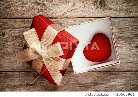 Gift box with a cute little heart inside Gift box with a cute little heart inside 20565901