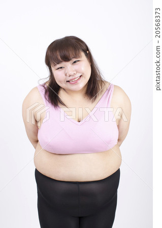 在白色背景前面的微笑的小姐 20568373