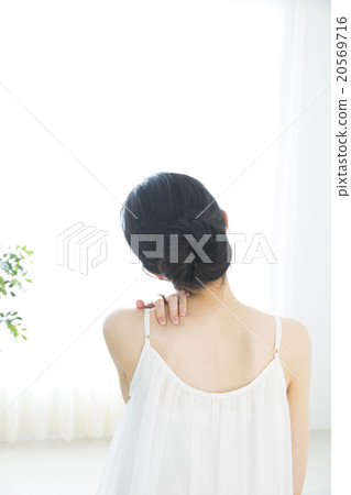 A woman with shoulder stiffness 20569716