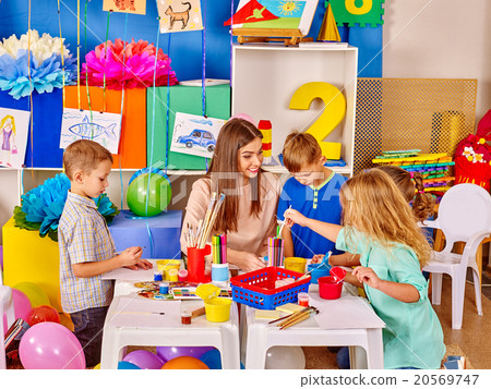 Group of kids with female teacher painting 20569747
