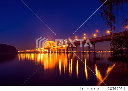 Banghwa bridge at night in Seoul,Korea Banghwa bridge at night in Seoul,Korea 20569914