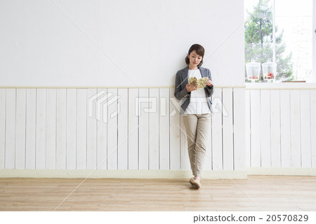 讀一本書的年輕女子 讀一本書的年輕女子 20570829