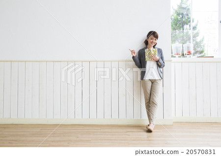 讀一本書的年輕女子 讀一本書的年輕女子 20570831