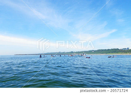 The sea bustling with surfing wave surfer The sea bustling with surfing wave surfer 20571724