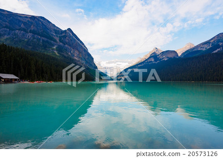 Lake Louise on summer / Banff National Park 20573126