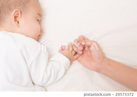 Parents and children holding hands Parents and children holding hands 20573372