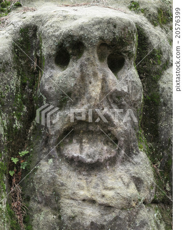 Bizarre Stone Heads - Rock Sculptures 20576399