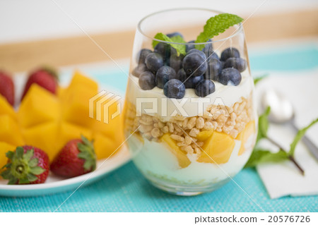 Healthy yogurt breakfast 20576726
