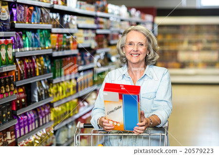 Smiling senior woman buying cereals 20579223
